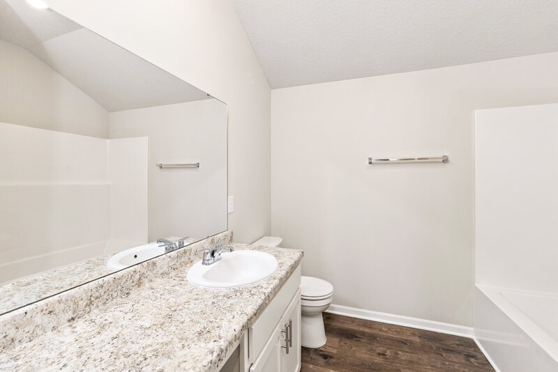 2,480/Mo, 851 N Pear St Gardner, KS 66030 Bathroom View