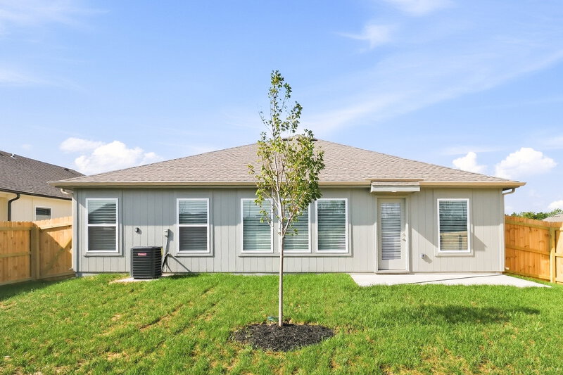 2,480/Mo, 851 N Pear St Gardner, KS 66030 Rear View