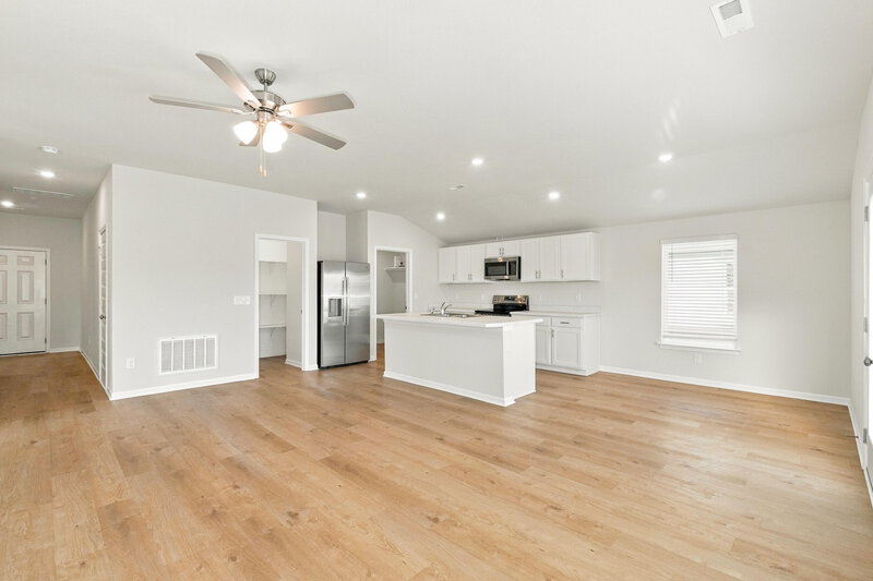 2,300/Mo, 827 N Pear St Gardner, KS 66030 Living Room View