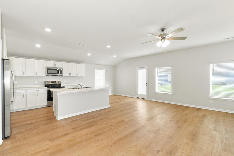 2,300/Mo, 827 N Pear St Gardner, KS 66030 Living Room View 2