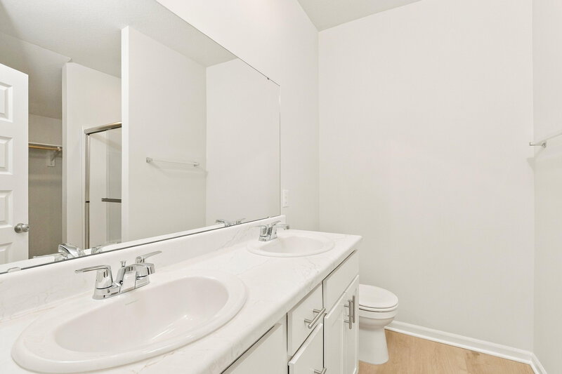 2,300/Mo, 827 N Pear St Gardner, KS 66030 Primary Bathroom View