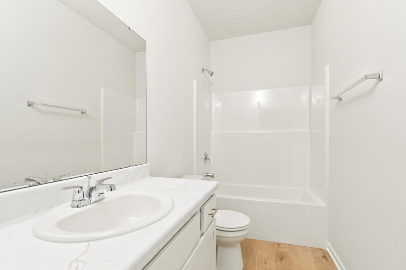 2,300/Mo, 827 N Pear St Gardner, KS 66030 Bathroom View