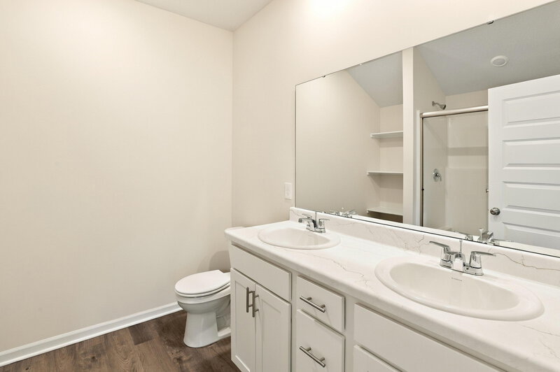 2,600/Mo, 874 N Pear St Gardner, KS 66030 Primary Bathroom View