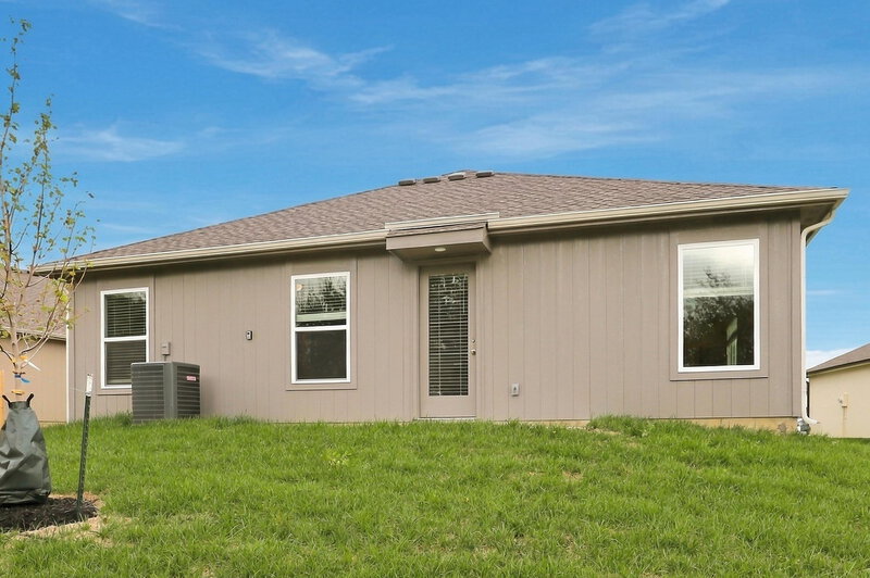 2,600/Mo, 874 N Pear St Gardner, KS 66030 Rear View