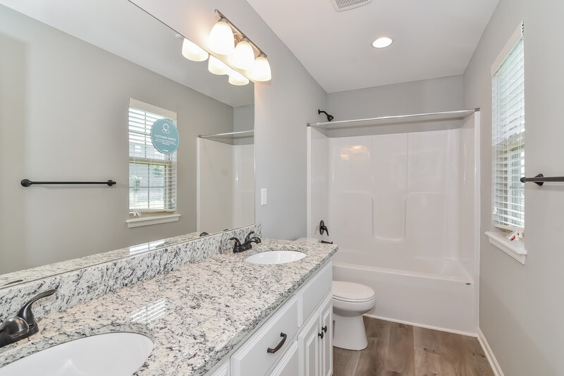 2,275/Mo, 1213 NW Hilltop Ln Grain Valley, MO 64029 Main Bathroom View