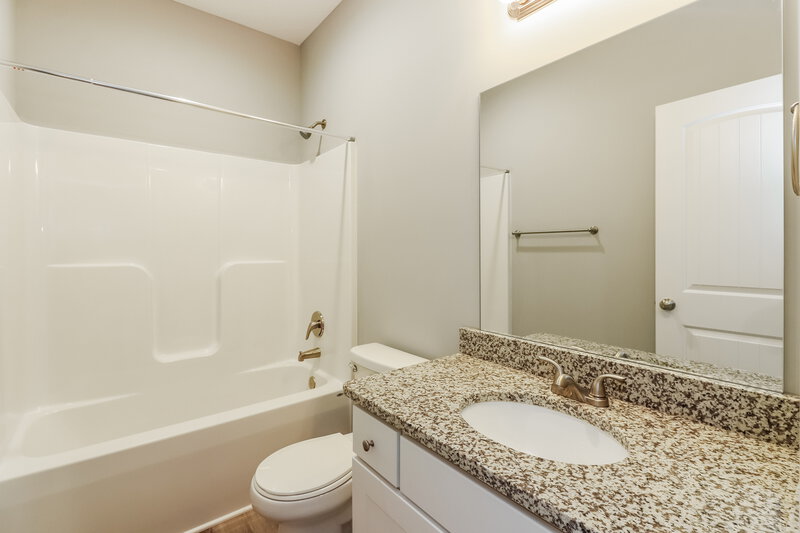 2,100/Mo, 1203 NW Hilltop Ln Grain Valley, MO 64029 Bathroom View