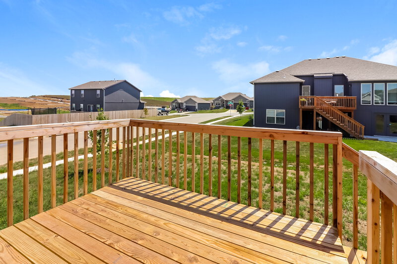 2,100/Mo, 1203 NW Hilltop Ln Grain Valley, MO 64029 Deck View