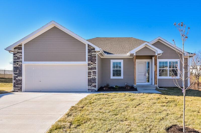 0/Mo, 1803 Hilltop Ct Grain Valley, MO 64029 External View