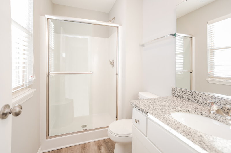 0/Mo, 7482 Maybrook Dr Belton, MO 64012 Main Bathroom View