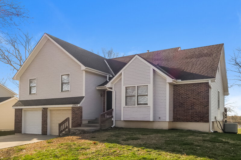 2,405/Mo, 15209 W 125th St Olathe, KS 66062 Front View