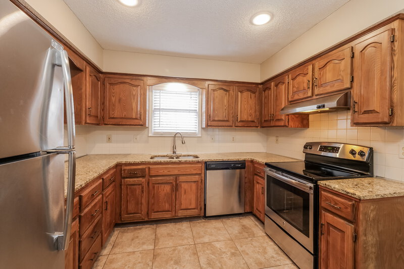 2,405/Mo, 15209 W 125th St Olathe, KS 66062 Kitchen View