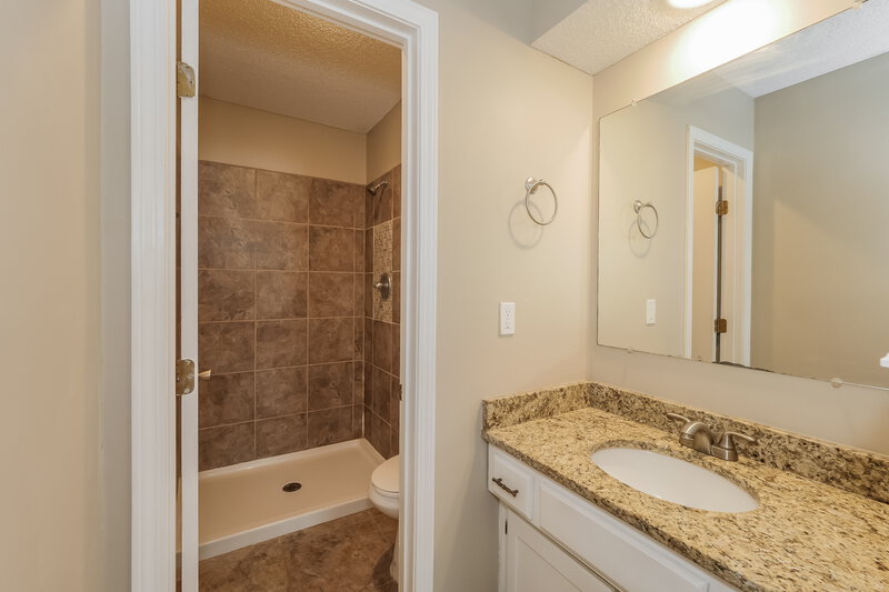 2,405/Mo, 15209 W 125th St Olathe, KS 66062 Main Bathroom View