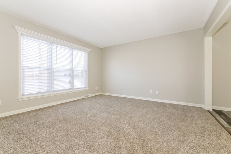 1,725/Mo, 1713 Evergreen St Leavenworth, KS 66048 Living Room View