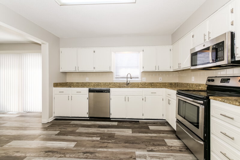 1,725/Mo, 1713 Evergreen St Leavenworth, KS 66048 Kitchen View 2