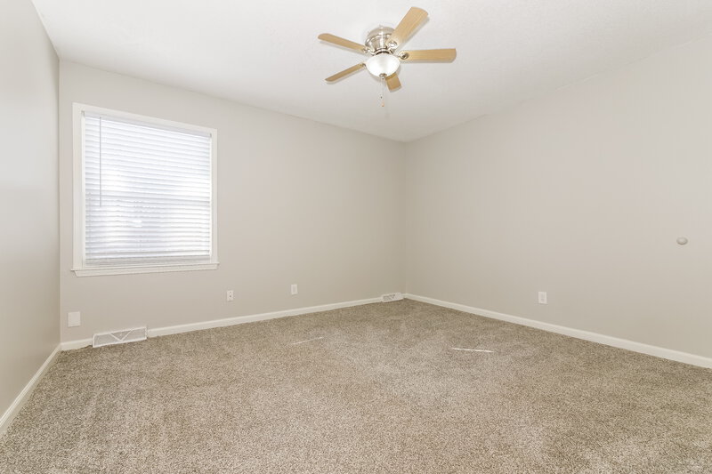 1,725/Mo, 1713 Evergreen St Leavenworth, KS 66048 Main Bedroom View