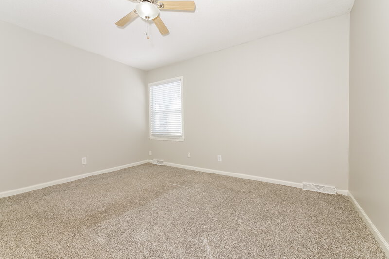 1,725/Mo, 1713 Evergreen St Leavenworth, KS 66048 Main Bedroom View 2