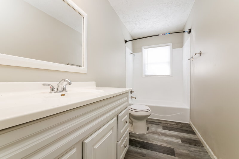 1,725/Mo, 1713 Evergreen St Leavenworth, KS 66048 Main Bathroom View