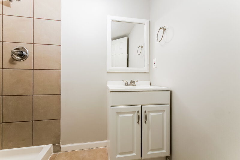 1,725/Mo, 1713 Evergreen St Leavenworth, KS 66048 Bathroom View