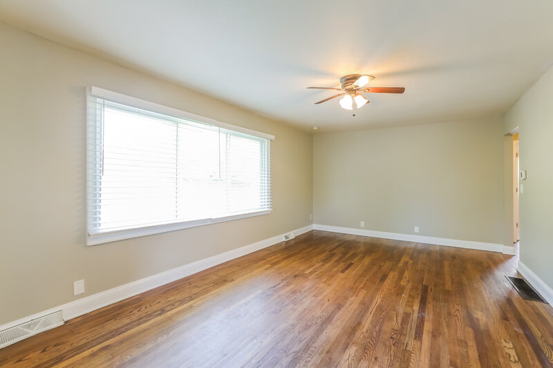 2,060/Mo, 1310 Osage St Leavenworth, KS 66048 Living Room View