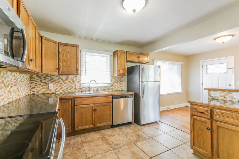 2,060/Mo, 1310 Osage St Leavenworth, KS 66048 Kitchen View 2
