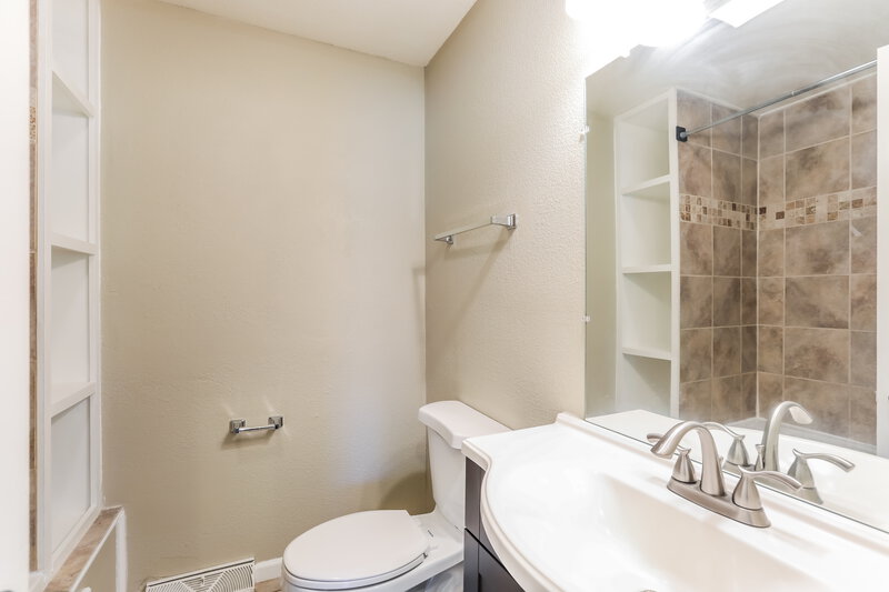 2,060/Mo, 1310 Osage St Leavenworth, KS 66048 Main Bathroom View