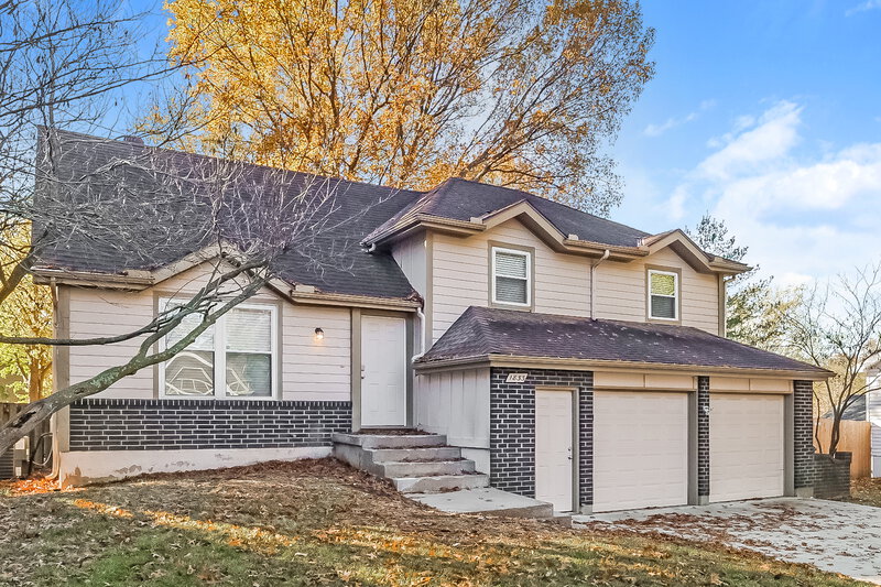 2,275/Mo, 1833 E 152nd Circle Olathe, KS 66062 Front View