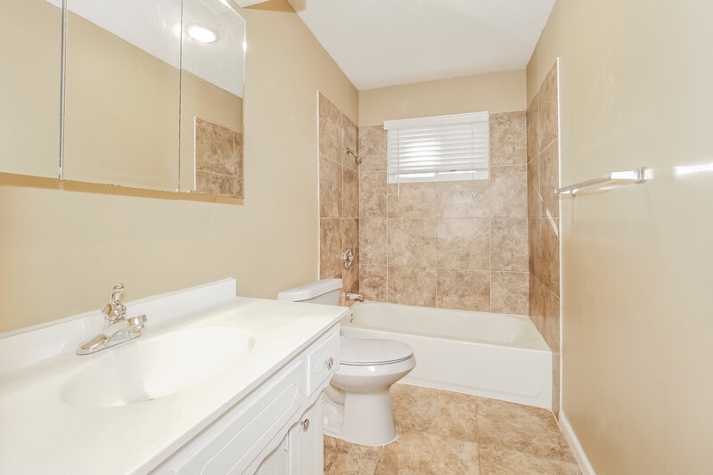 2,275/Mo, 1833 E 152nd Circle Olathe, KS 66062 Main Bathroom View