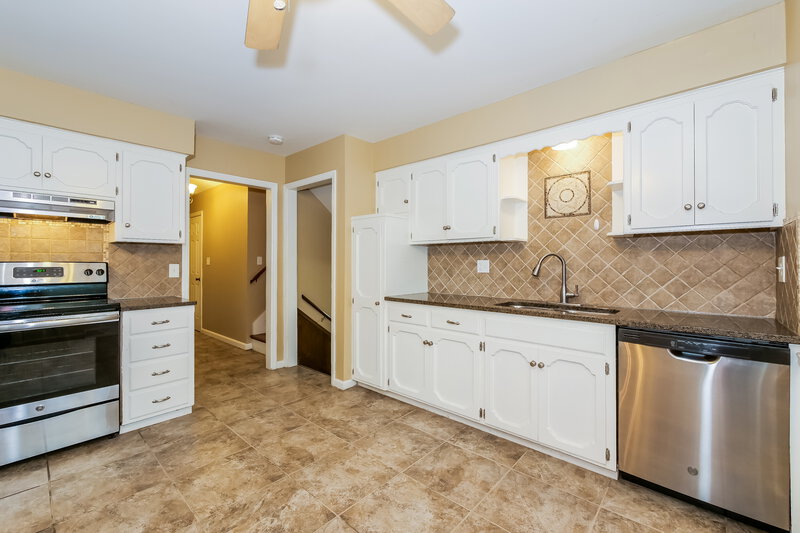 2,625/Mo, 9915 Westgate Ln Lenexa, KS 66215 Kitchen View