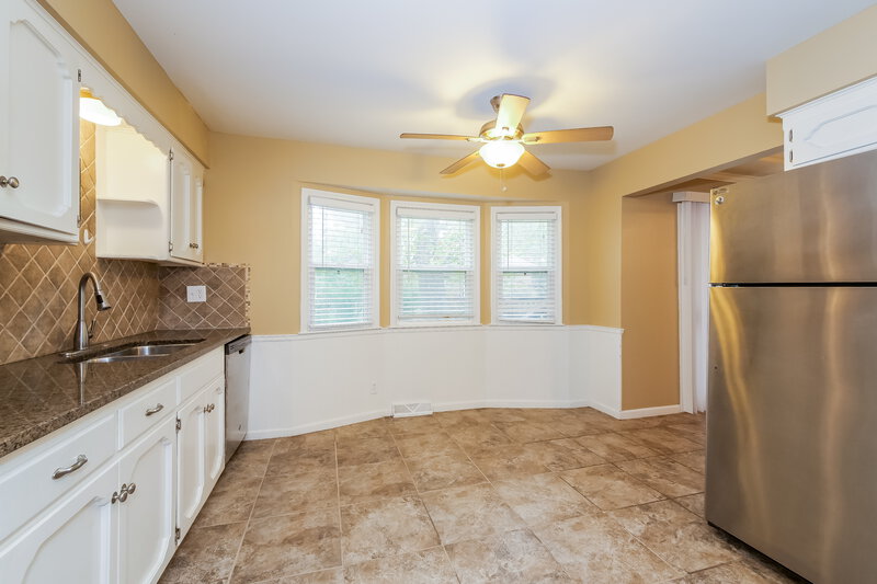 2,625/Mo, 9915 Westgate Ln Lenexa, KS 66215 Kitchen View 2