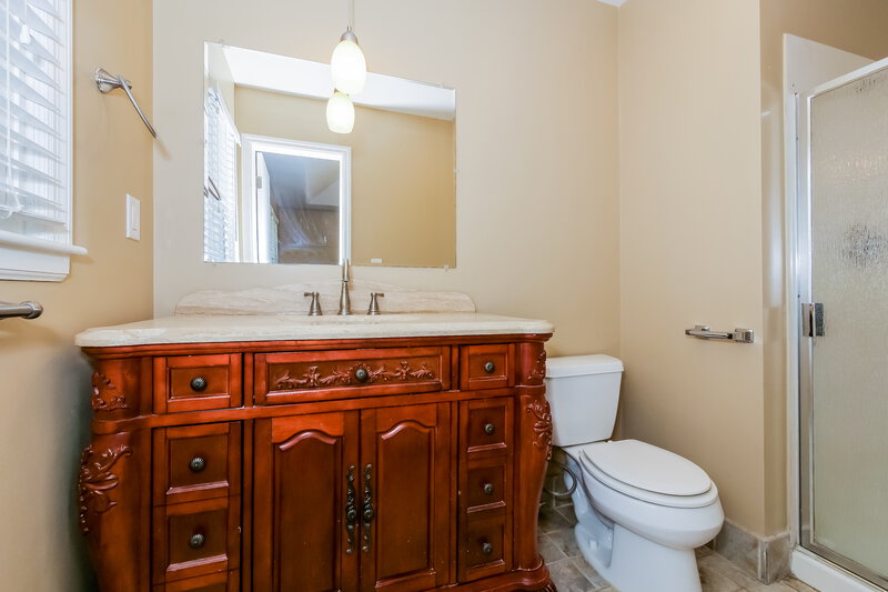 2,625/Mo, 9915 Westgate Ln Lenexa, KS 66215 Main Bathroom View