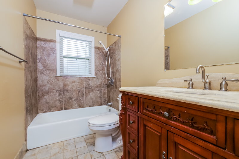 2,625/Mo, 9915 Westgate Ln Lenexa, KS 66215 Bathroom View