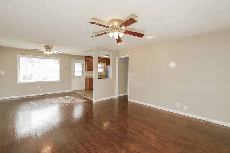 2,050/Mo, 132 Woodland Rd Lansing, KS 66043 Living Room View