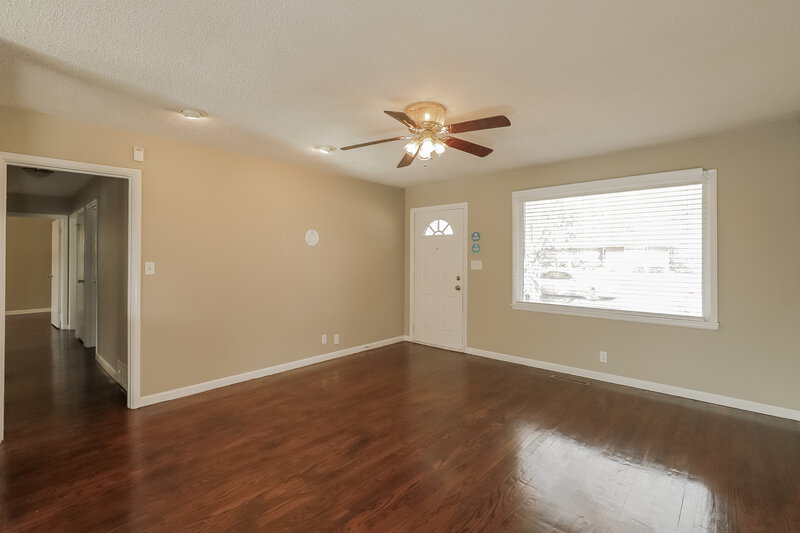 2,050/Mo, 132 Woodland Rd Lansing, KS 66043 Living Room View 2