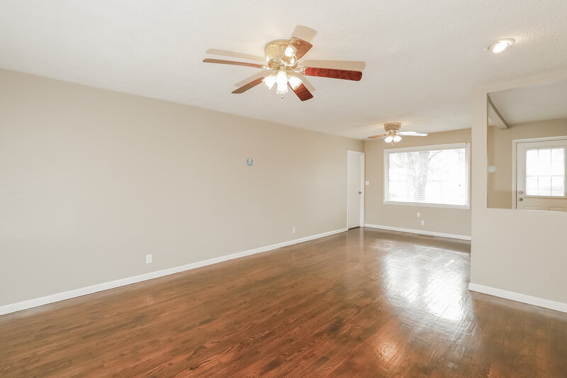 2,050/Mo, 132 Woodland Rd Lansing, KS 66043 Living Room View 3