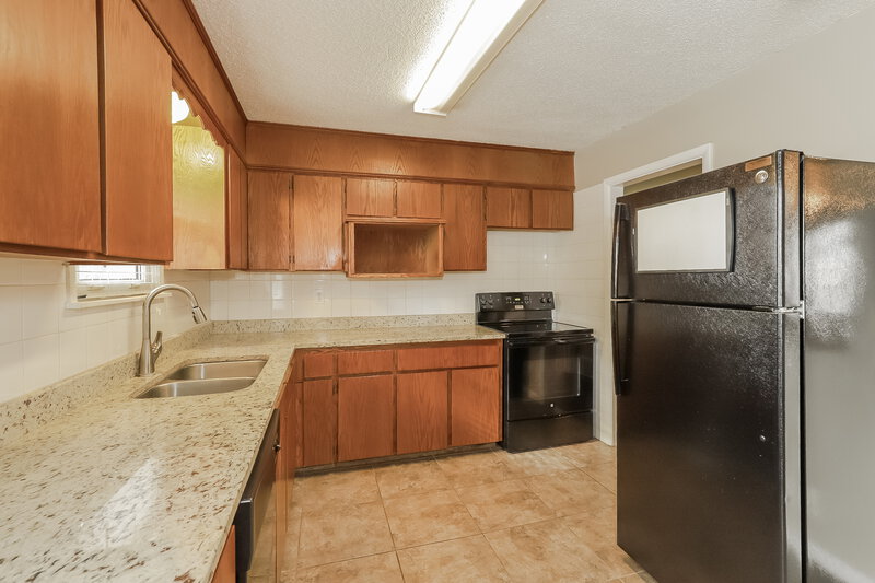 2,050/Mo, 132 Woodland Rd Lansing, KS 66043 Kitchen View