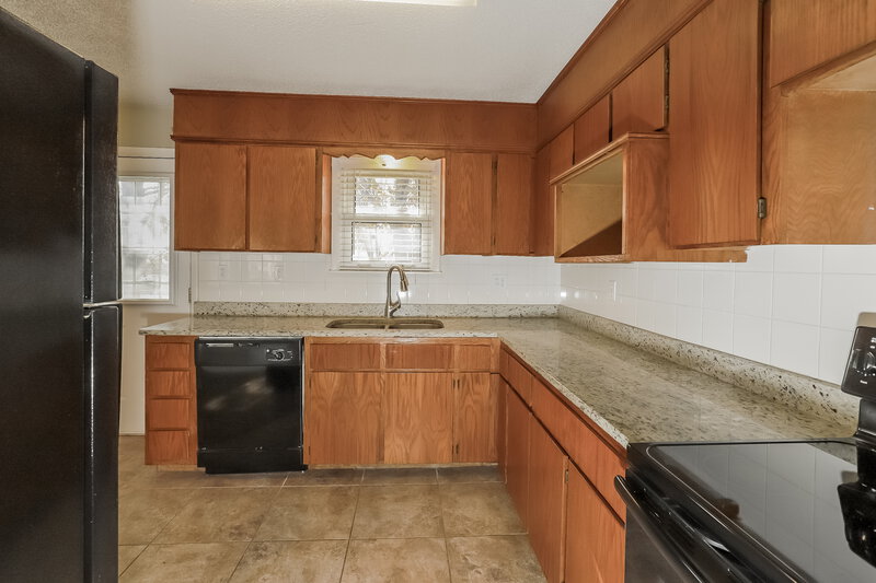 2,050/Mo, 132 Woodland Rd Lansing, KS 66043 Kitchen View 2