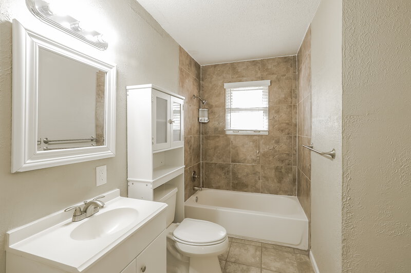 2,050/Mo, 132 Woodland Rd Lansing, KS 66043 Bathroom View