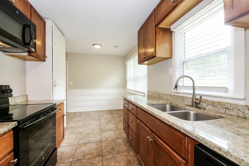 1,525/Mo, 6506 Farrow Ave Kansas City, KS 66104 Kitchen View 2