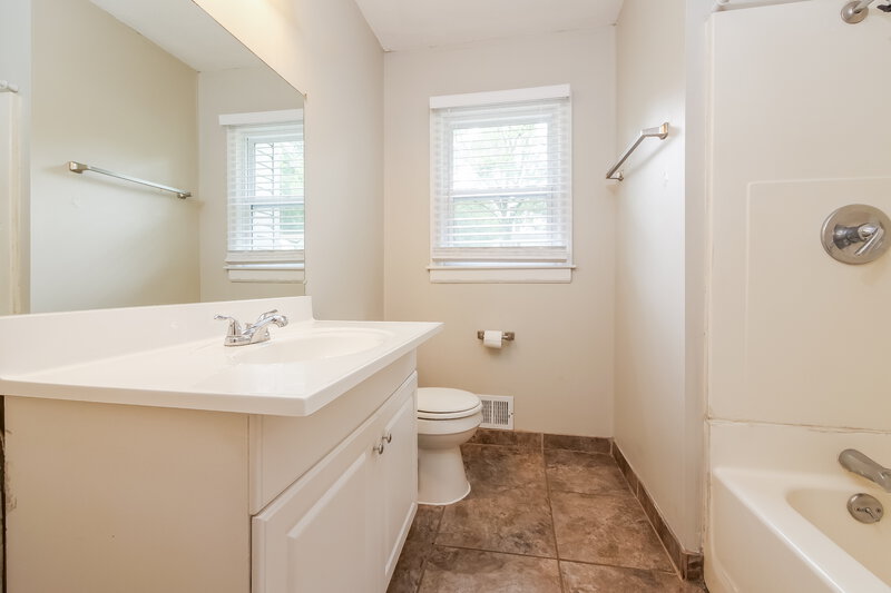 1,525/Mo, 6506 Farrow Ave Kansas City, KS 66104 Bathroom View