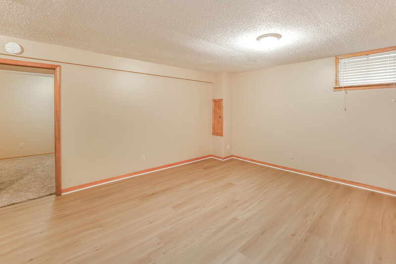 2,040/Mo, 102 Gilbert St Lansing, KS 66043 Family Room View