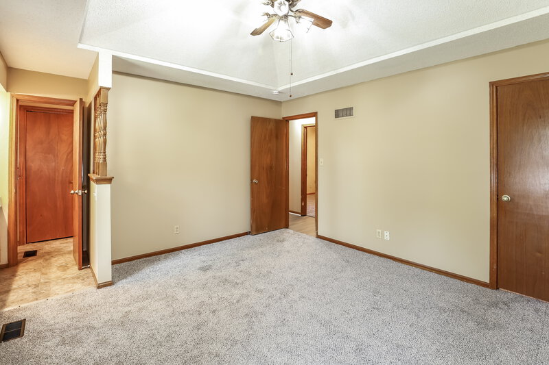 2,040/Mo, 102 Gilbert St Lansing, KS 66043 Main Bedroom View