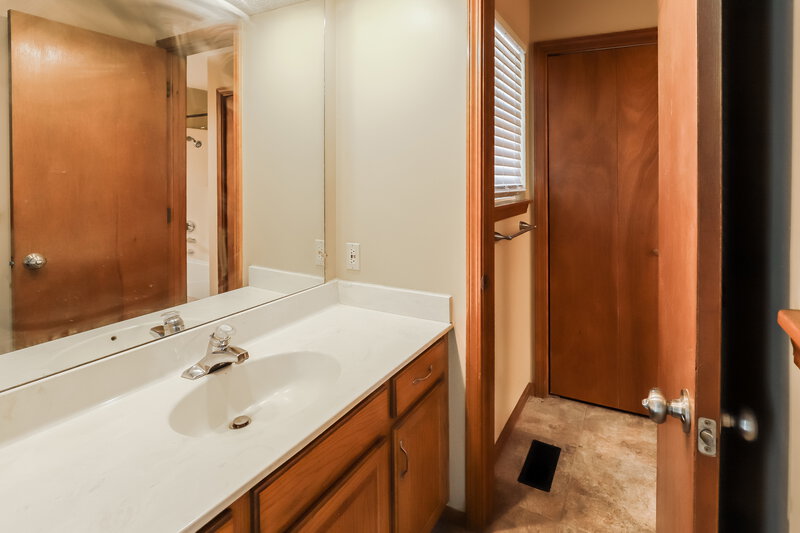 2,040/Mo, 102 Gilbert St Lansing, KS 66043 Main Bathroom View