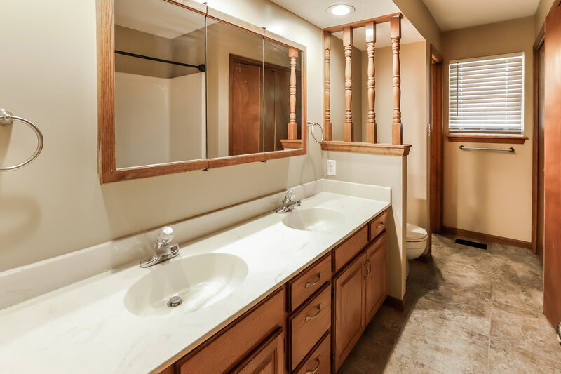 2,040/Mo, 102 Gilbert St Lansing, KS 66043 Main Bathroom View 2