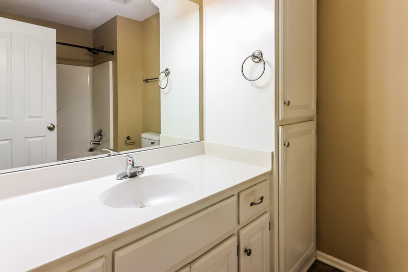2,005/Mo, 1200 Silver Maple Dr Belton, MO 64012 Main Bathroom View