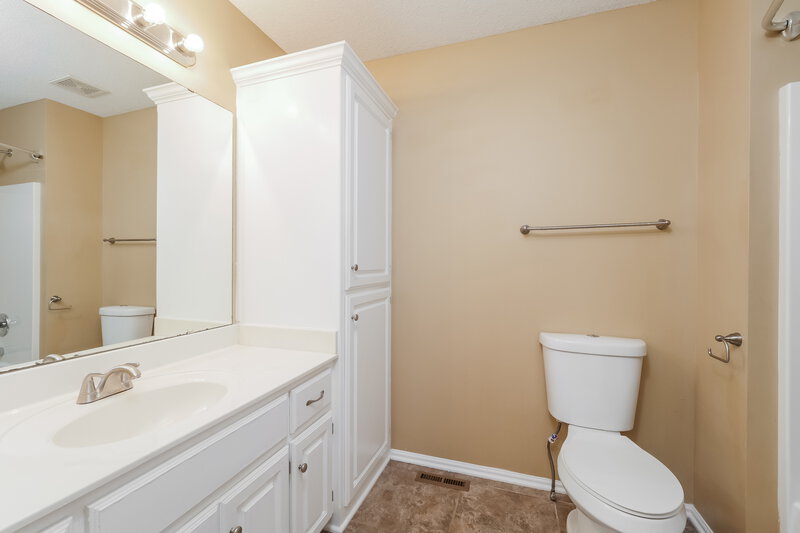 1,975/Mo, 508 Fall Creek Drive Belton, MO 64012 Main Bathroom View