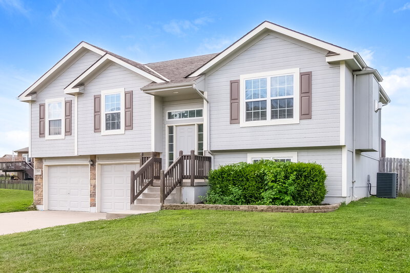 3,130/Mo, 1203 Fall Meadow Ln Belton, MO 64012 Front View