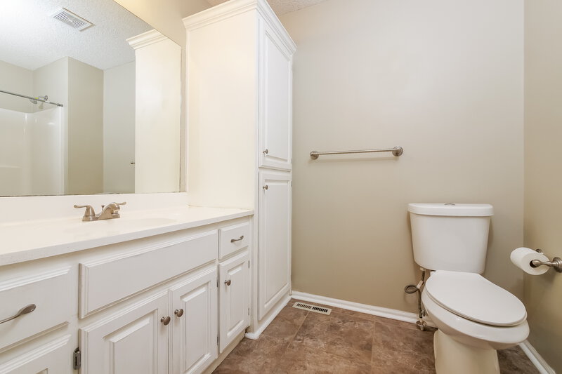 3,130/Mo, 1203 Fall Meadow Ln Belton, MO 64012 Main Bathroom View 2
