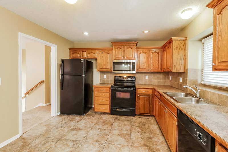 1,995/Mo, 500 Hibiscus Dr Belton, MO 64012 Kitchen View 2