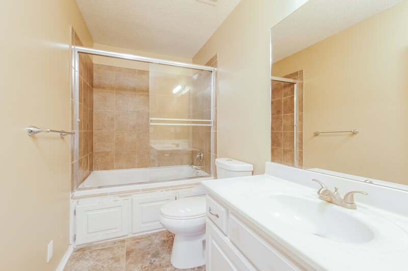 1,995/Mo, 500 Hibiscus Dr Belton, MO 64012 Main Bathroom View