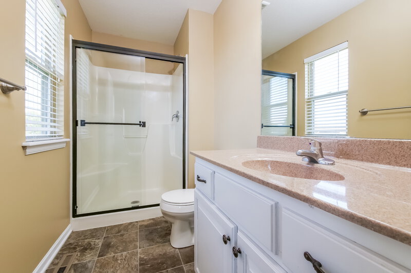 2,140/Mo, 704 Fall Creek Circle Belton, MO 64012 Main Bathroom View